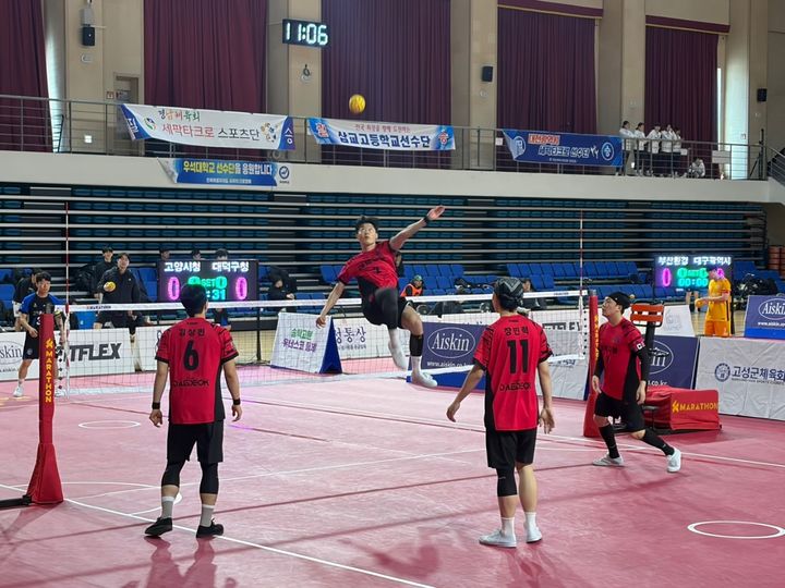 [고성=뉴시스] 신정철 기자= 경남 고성군이 2025년 방문 스포츠팀 유치 실적에서 경남도 내 1위를 기록하며 스포츠산업 중심도시로서의 위상을 다시 한번 입증했다.사진은 지난해 4월에 개최된 세팍타크로대회.(사진=고성군 제공).2026.03.25. photo@newsis.com *재판매 및 DB 금지