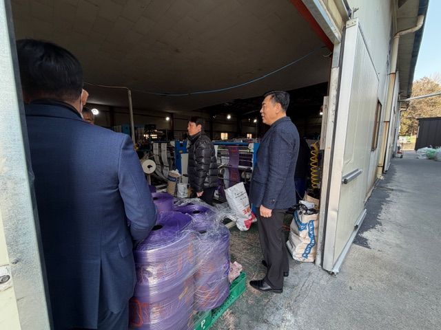 [순천=뉴시스] 순천시 관계자가 종량제봉투 제조사를 방문해 원료 수급 상황을 점검하고 있다. (사진=순천시 제공) 2026.03.25. photo@newsis.com *재판매 및 DB 금지