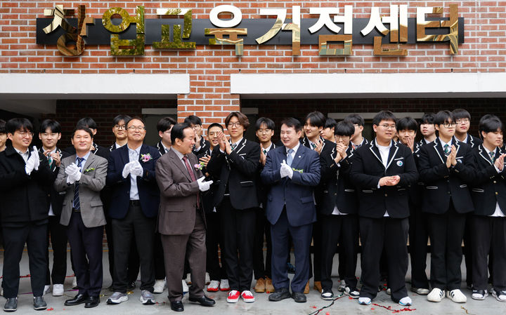 [광주=뉴시스] 광주시교육청이 25일 광덕고등학교에서 교육감, 교직원, 학부모, 학생 등 100여명이 참석한 가운데 창업교육거점센터 개소식을 하고 있다. (사진=광주교육청 제공) 2026.03.25. photo@newsis.com *재판매 및 DB 금지