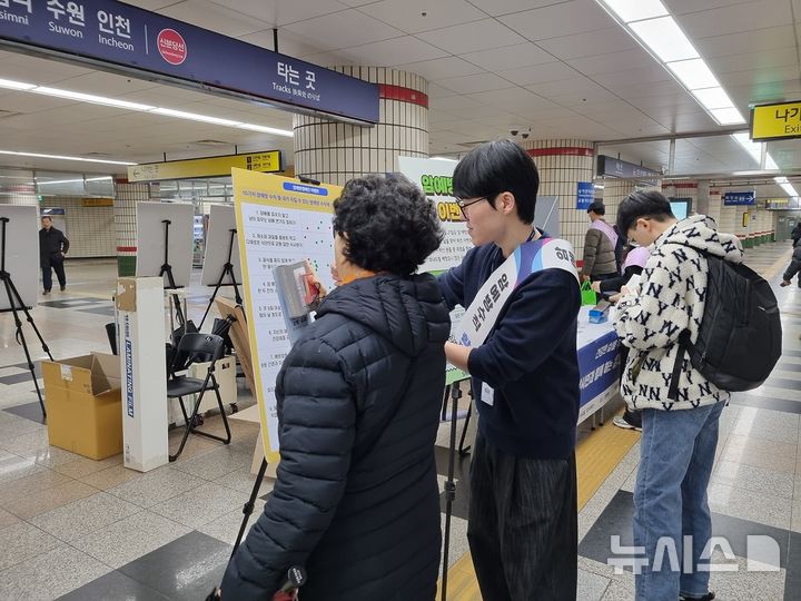[서울=뉴시스] 지역민이 원외 캠페인에서 암 예방 수칙에 투표하고 있다. (사진= 분당서울대병원 제공)