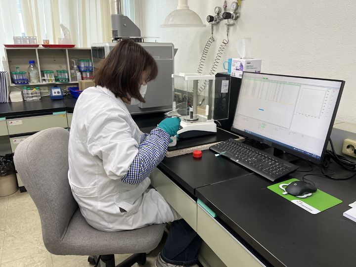 [진주=뉴시스]경남농업기술원, 토양검정 실험 모습.(사진=경남농업기술원 제공).2026.03.25.photo@newsis.com *재판매 및 DB 금지