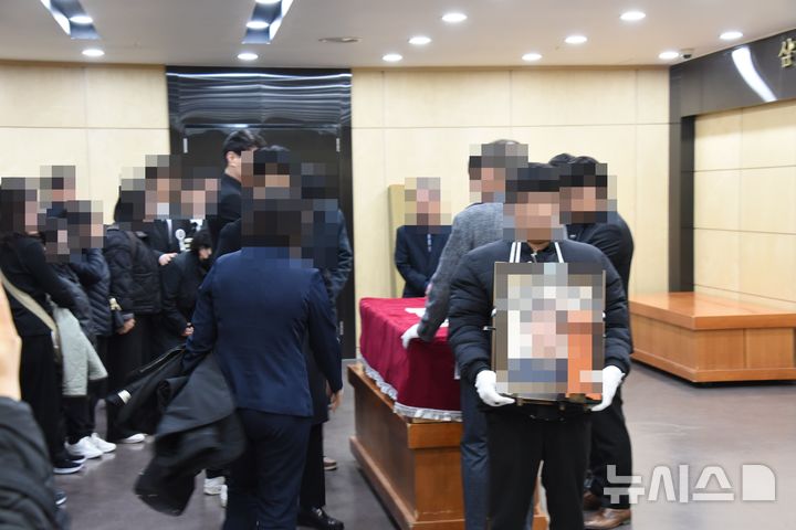 [대전=뉴시스] 최영민 기자=25일 대전 서구 을지대학교병원 장례식장에서 대전 안전공업 화재참사 희생자에 대한 영결식에서 고인의 영정과 관이 장례식장을 나서고 있다. 2026.03.25 ymchoi@newsis.com