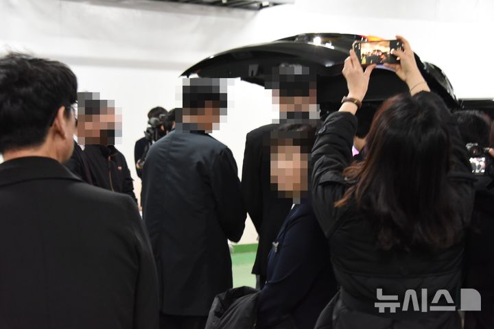 [대전=뉴시스] 최영민 기자=25일 대전 서구 을지대학교병원 장례식장에서 대전 안전공업 화재 참사 희생자에 대한 영결식이 진행되고 있다. 고인의 관이 운구차에 실린 후 가족들과 마지막 이별을 고하고 있다. 2026.03.25 ymchoi@newsis.com