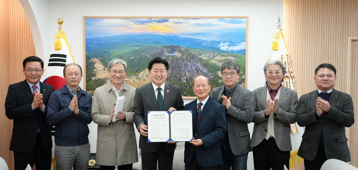[제주=뉴시스] 서귀포시 도시우회도로 개설사업 공론화 추진단이 25일 오전 오영훈 제주지사 집무실에서 최종 정책 권고문을 전달하고 있다. (사진=제주도 제공) 2026.03.25. photo@newsis.com *재판매 및 DB 금지