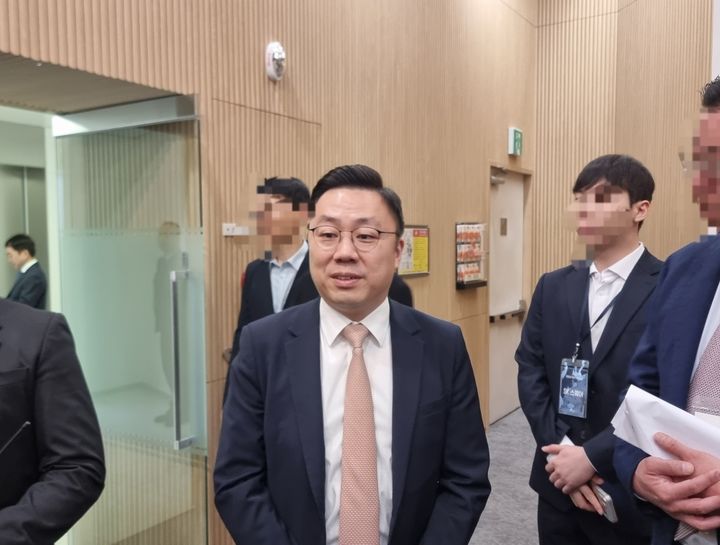 [서울=뉴시스]이지용 기자 = 김정규 SK스퀘어 사장이 25일 서울 중구 SK-T타워에서 열린 제5기 SK스퀘어 정기 주주총회에 참석한 뒤 취재진에 답변하고 있다. 2026.03.25. leejy5223@newsis.com *재판매 및 DB 금지