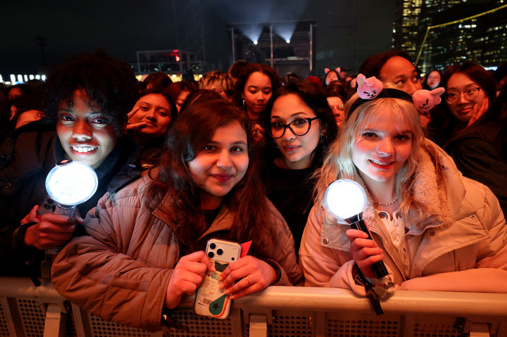 [서울=뉴시스] 23일(현지시간) 뉴욕에서 열린 '스포티파이 x BTS: 스윔사이드(Spotify x BTS: SWIMSIDE)' 이벤트에 참여한 아미들. (사진 = Getty Images (Spotify) 제공) 2026.03.25. photo@newsis.com *재판매 및 DB 금지