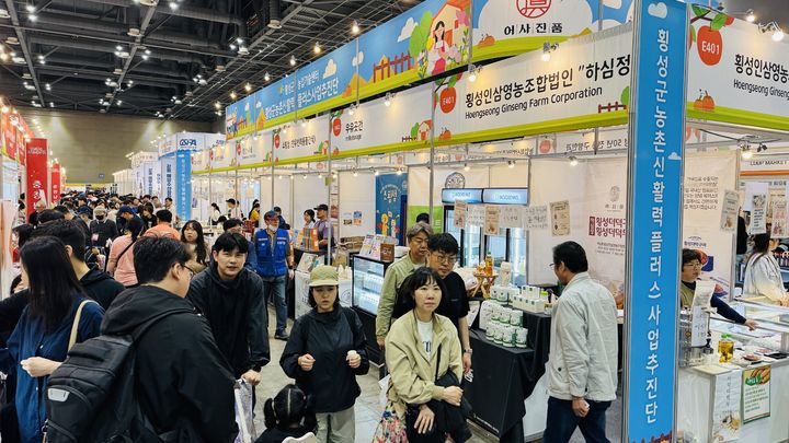 [횡성=뉴시스] 지난 메가쇼에서 지역 소규모 가공업체들이 횡성 농특산품을 전시하며 수도권 소비자들에게 홍보하는 모습. (사진=횡성군 제공) 2026.03.25. photo@newsis.com *재판매 및 DB 금지