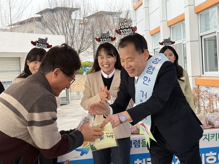 [거창=뉴시스] 거창군-출근길 청렴 다짐·기후위기 대응 캠페인 (사진=거창군 제공) 2026. 03. 25. photo@newsis.com&nbsp; *재판매 및 DB 금지