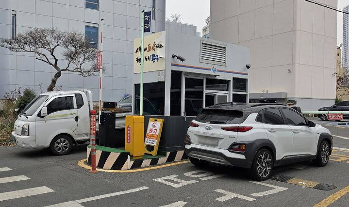 [대구=뉴시스] 이상제 기자 = 중동 사태에 따른 원유 수급 불안으로 공공부문 승용차 5부제가 시행된 25일 오전 대구 중구청 주차장 앞에 제도 시행을 알리는 안내판이 설치되지 않은 모습. 2026.03.25. king@newsis.com *재판매 및 DB 금지