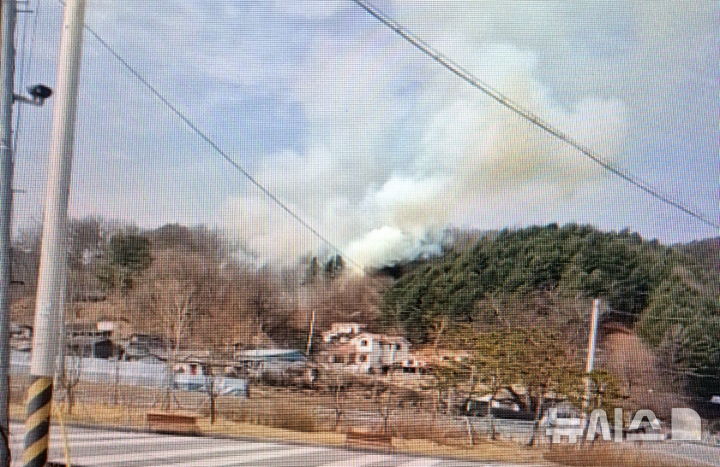 [제천=뉴시스] 25일 오전 11시28분께 충북 제천시 봉양읍 삼서리의 한 야산에서 불이 났다. (사진=산림청 제공) 2026.03.25. photo@newsis.com
