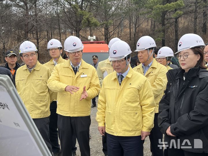 [영덕=뉴시스] 안병철 기자 = 김성환 기후에너지환경부 장관(오른쪽 두번째)이 25일 경북 영덕군 영덕읍 영덕풍력발전단지 내 풍력발전기 화재 현장을 찾아 김광열 영덕군수(오른쪽 세번째)로부터 현황을 듣고 있다. 2026.03.25. abc1571@newsis.com.