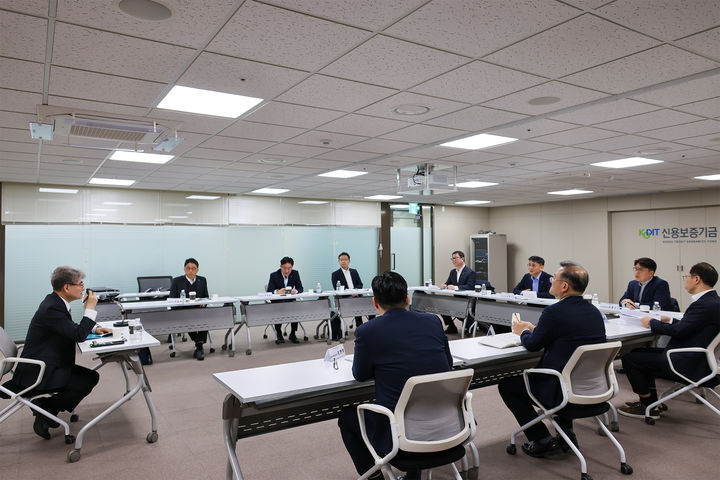 강승준 신용보증기금 이사장(왼쪽에서 첫 번째)이 23일 서울 마포 프론트원에서 중동 상황 관련 긴급 점검회의를 하고 있다. (사진=신용보증기금 제공) *재판매 및 DB 금지