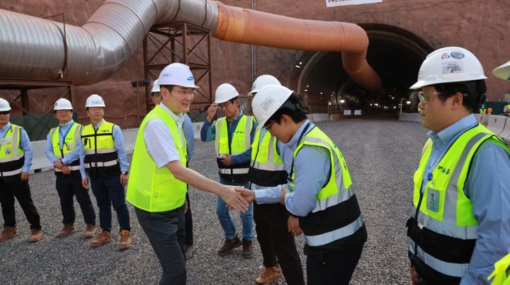 [서울=뉴시스] 이재용 삼성전자 회장이 1일(현지시간) 사우디아라비아 서북부 타북주(州)에서 삼성물산이 참여하는 '네옴(NEOM)' 신도시의 지하 터널 공사 현장을 점검하고 있다. (사진=삼성전자) 2023.10.02. photo@newsis.com *재판매 및 DB 금지