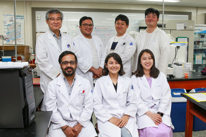 허용 교수(뒷줄 맨 왼쪽)와 연구진들. *재판매 및 DB 금지