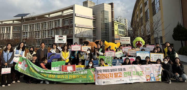 삼척시정신건강복지센터는 자살 고위험 시기를 맞아 청소년의 생명존중 인식을 높이고 정신건강 위기 시 도움요청 문화를 확산하기 위해 삼척여자고교 앞에서 등굣길 캠페인을 진행하고 있다.(사진=삼척시 제공) *재판매 및 DB 금지