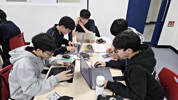 [수원=뉴시스] 과천중앙고등학교 학생들이 24~25일 진행된 '학생주도 탐구 프로젝트' 사전캠프에서 모둠별로 주제 설정과 자료 탐색을 위해 협업하고 있다. (사진=과천중앙고 제공) 2026.03.25. photo@newsis.com *재판매 및 DB 금지