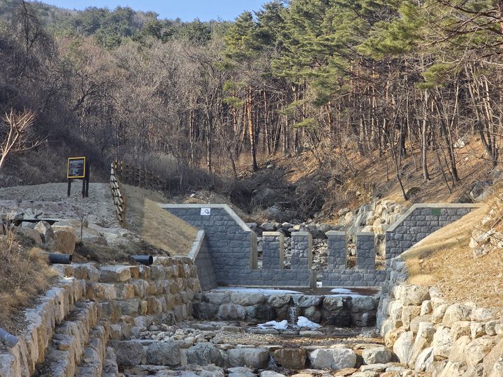 [양양=뉴시스] 지난해 시공된 강현면 중복리 사방댐 모습. (사진=양양군 제공) 2026.03.25. photo@newsis.com *재판매 및 DB 금지