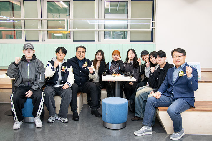 Adventure Lounge에서 학생들과 함께한 기념 촬영하는 변창훈 총장. *재판매 및 DB 금지