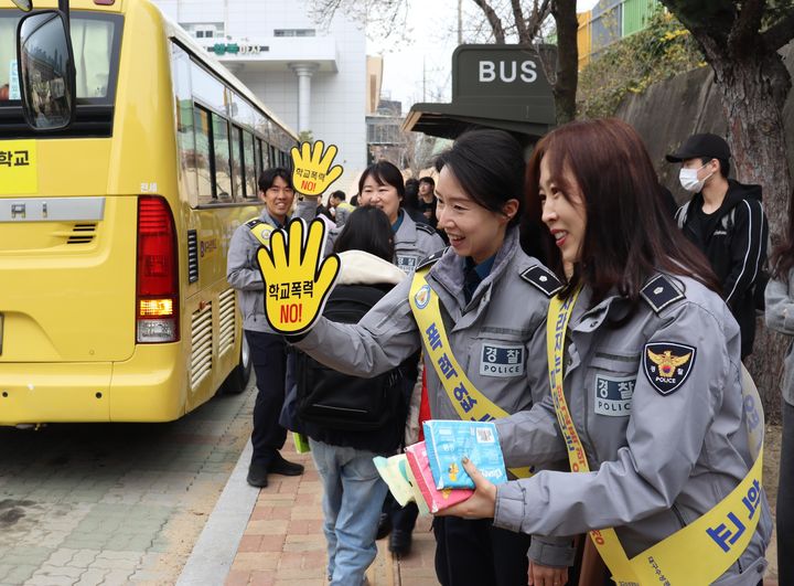 [대구=뉴시스] 대구 수성경찰서는 대구남양학교에서 신학기를 맞아 학교폭력과 장애인 학대 예방을 위한 홍보 캠페인을 실시했다. (사진 = 대구 수성경찰서 제공) 2026.03.25. photo@newsis.com *재판매 및 DB 금지