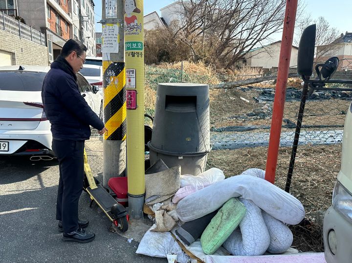 [울산=뉴시스] 울산 중구의회 문희성 의원은 25일 서면질문을 통해 관리사각에 놓여 흉물로 방치된 의류수거함 문제를 지적하고 대책마련을 요구했다. (사진=울산 중구의회 제공) 2026.03.25. photo@newsis.com *재판매 및 DB 금지
