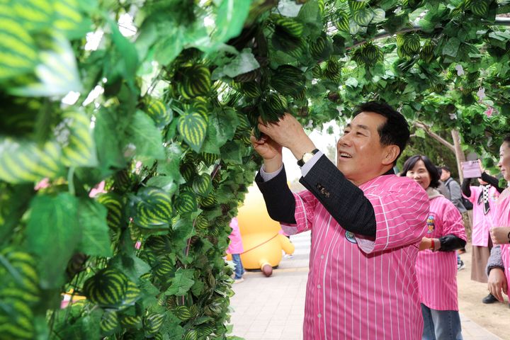 [양산=뉴시스] 나동연 시장이 물금역 웰컴센터를 방문해 내부 시설을 살펴보고 있다. (사진= 양산시 제공) 2026.03.25. photo@newsis.com *재판매 및 DB 금지