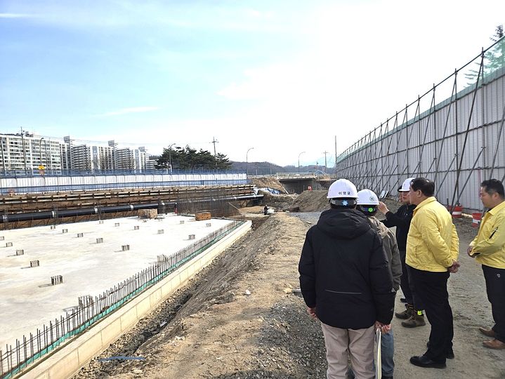 [평창=뉴시스] 심재국 군수와 관계자들이 해빙기를 대비해 주요 사업장을 꼼꼼히 점검하는 모습. (사진=평창군 제공) 2026.03.25. photo@newsis.com *재판매 및 DB 금지