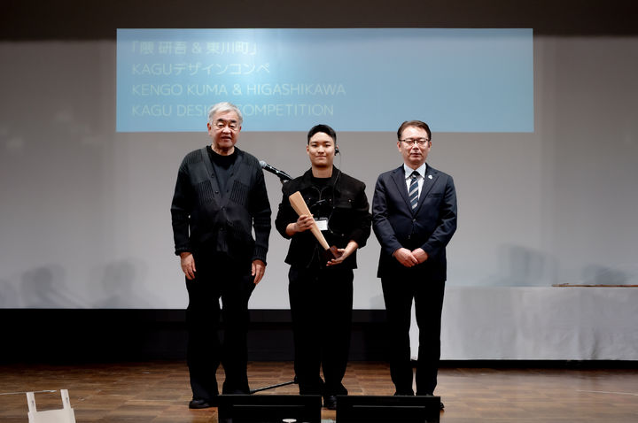일본 홋카이도 히가시카와정] 심사위원장 쿠마 켄고(왼쪽), 최우수상을 수상한 이준호 학생(가운데), 기쿠치 신 히가시카와 정장(오른쪽). *재판매 및 DB 금지