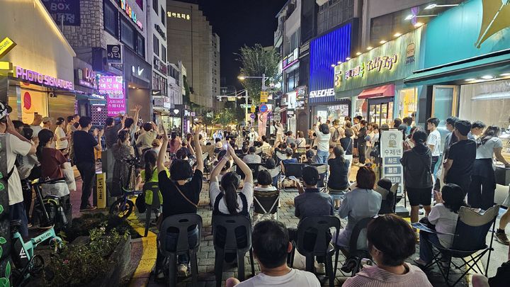 [서귀포=뉴시스] 2025년 서귀포시 야간 문화행사 원도심 문화 페스티벌이 열리고 있다. (사진=서귀포시 제공) 2026.03.25. photo@newsis.com *재판매 및 DB 금지