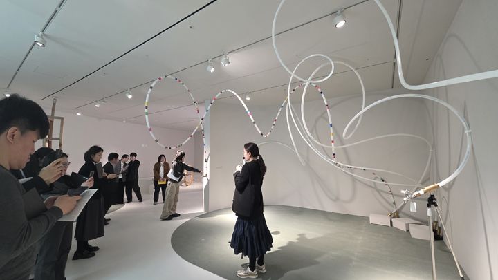 [사진=박현주 미술전문기자]세화미술관 2층에서 전시하는 '투명한 손, 움직이는 색'을 기획한 선우지은 큐레이터가 정만영의 〈순환하는 소리〉를 소개하고 있다. *재판매 및 DB 금지