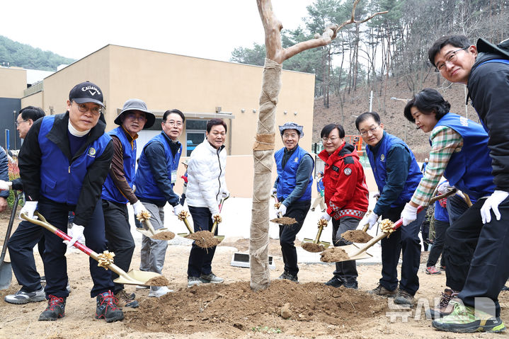[함안=뉴시스]25일 함안군 입곡군립공원에서 바르게살기운동 경남도협의회 김정기(오른쪽서 다섯 번째부터) 회장, 박완수 경남도지사 등 주요 인사들이 녹색환경 조성을 위한 나무심기에 앞서 기념수에 대해 시삽하고 있다.(사진=경남도 제공)2026.03.25. photo@newsis.com