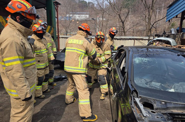 태백소방서는 25일 태백시 삼수동 강원종합폐차장에서 교통사고 재난 현장의 대응 능력을 극대화하기 위한 ‘실전형 인명구조훈련’을 실시하고 있다.(사진=태백소방서 제공) *재판매 및 DB 금지