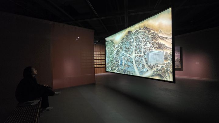 [사진=박현주 미술전문기자]3층 전시장 ‘기억의 실루엣’에 선보인 김보민 작가의 이미지 애니메이션. 전통 산수화의 구도와 현대 도시 풍경이 겹친 작품으로 디지털시대에 맞춰 움직이는 풍경으로 재미를 선사한다. *재판매 및 DB 금지