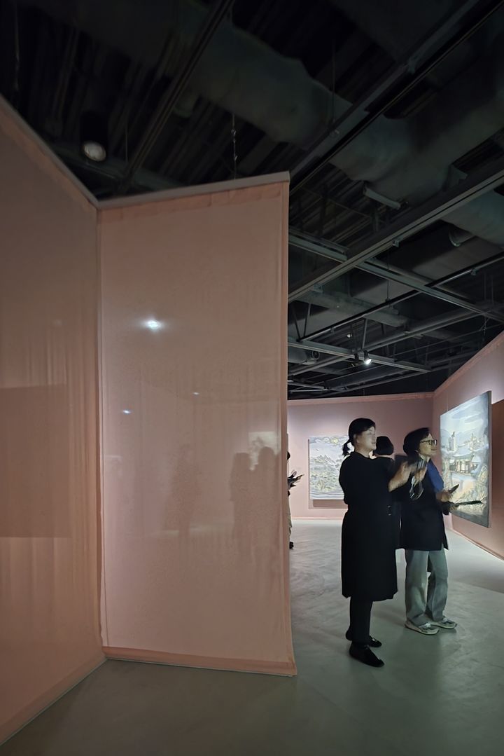 [사진=박현주 미술전문기자] 3층 전시장은 가벽 처리도 눈길을 끈다. 일반적인 목재 벽체 대신 천을 사용해 작품이 은은하게 비치는 효과를 준다. 전시 연출의 섬세함이 공간의 분위기를 한층 끌어올린다. *재판매 및 DB 금지