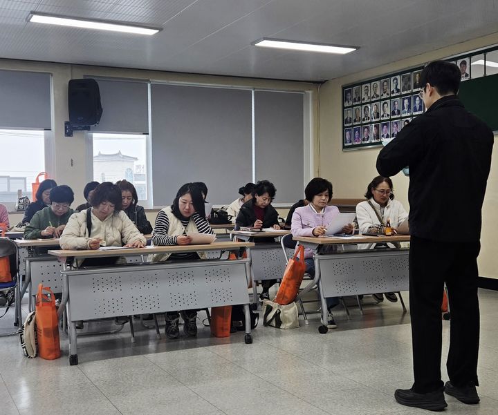[창녕=뉴시스] 영산면사무소 2층 회의실에서 통합돌봄 교육을 하고 있다. (사진=창녕군 제공) 2026.03.25. photo@newsis.com *재판매 및 DB 금지