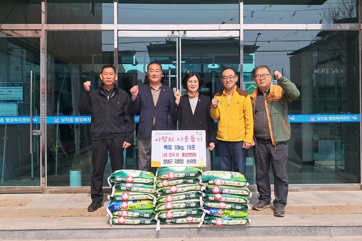 [창녕=뉴시스] 손유희 전국 이·통장연합회 창녕군지회장이 남지읍 행정복지센터에 쌀 화환을 기탁하고 있다. (사진= 창녕군 제공) 2026.03.25. photo@newsis.com *재판매 및 DB 금지