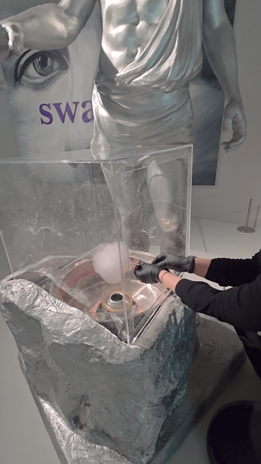 [사진=박현주 미술전문기자] 2층 전시장에서 열리는 이원우 작가의 ‘상냥의 왕자’가 진행하는 솜사탕 퍼포먼스'. *재판매 및 DB 금지