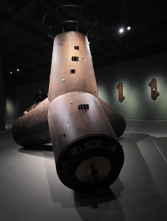 [사진=박현주 미술전문기자]3층에는 서성협의 설치 작업이 선보인다. 대형 스피커를 연상시키는 구조물과 악기, 기념비 형식을 차용해 소리와 조형을 결합한 작업이다. *재판매 및 DB 금지