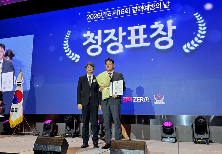 [정읍=뉴시스] 지난 24일 서울 글래드여의도호텔에서 열린 '제16회 결핵예방의 날' 기념행사, 질병관리청장 표창을 받은 정읍한국병원 김형호 원장(왼쪽)이 임승관 질병관리청장(오른쪽)과 기념사진을 찍고 있다. *재판매 및 DB 금지