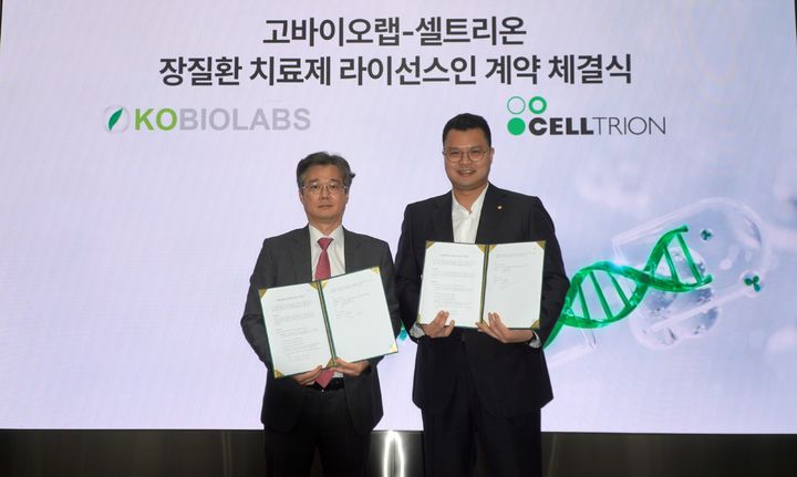 [서울=뉴시스] 25일 인천 송도 연수구 셀트리온 글로벌생명공학연구센터에서 서진석 셀트리온 경영사업부 대표이사(오른쪽)와 고광표 고바이오랩 대표이사가 라이선스 협약을 체결하고 기념 촬영을 하고 있다. (사진=셀트리온 제공) 2026.03.25. photo@newsis.com *재판매 및 DB 금지