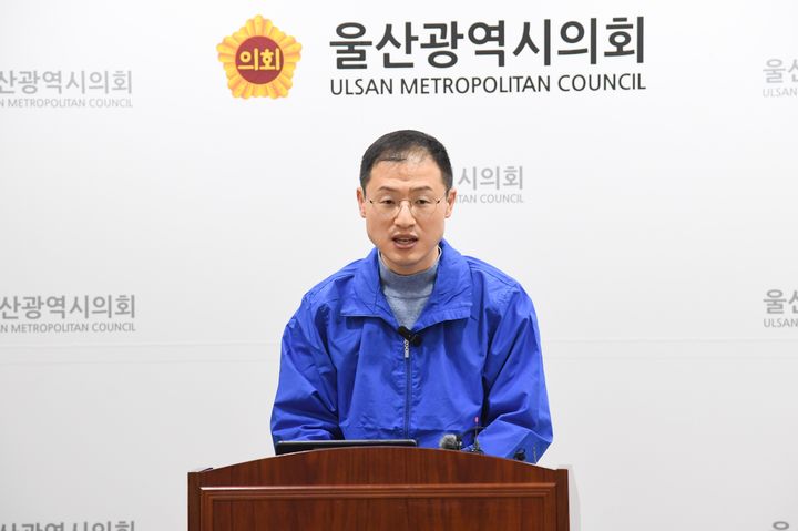 [울산=뉴시스] 6·3 지방선거 더불어민주당 울산시장 후보로 확정된 김상욱 의원(울산 남구갑)이 25일 울산시의회 프레스센터에서 기자회견을 열고 네거티브 없는 정책 선거, 시민 이익 중심의 클린 선거를 치르겠다는 입장을 밝히고 있다. (사진=울산시의회 제공) 2026.03.25. photo@newsis.com *재판매 및 DB 금지