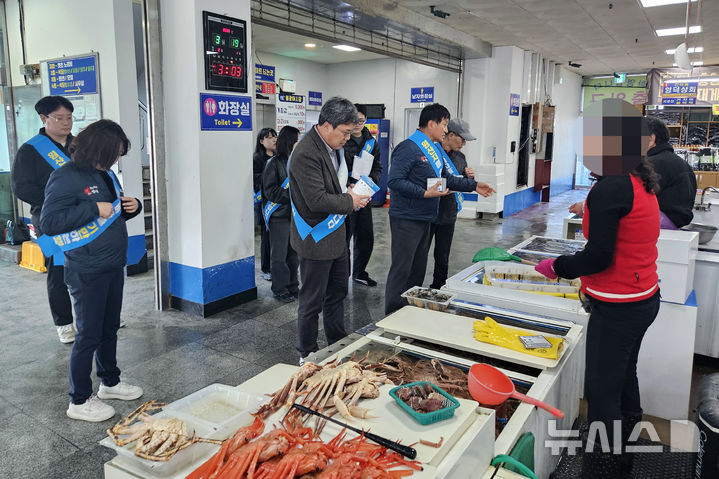 [영덕=뉴시스] 안병철 기자 = 경북 영덕군은 오는 26일 개막하는 '제29회 영덕대게축제'를 앞두고 원산지 표시 준수를 위한 현장 지도 단속에 나선다.(사진=영덕군 제공) 2026.03.25. photo@newsis.com