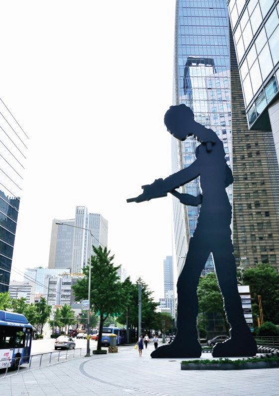 서울 광화문의 랜드마크 태광그룹 흥국생명 빌딩 앞 조형물 ‘해머링 맨’. 이 건물 2~3층에 세화미술관에 자리하고 있다. 태광그룹 제공. *재판매 및 DB 금지