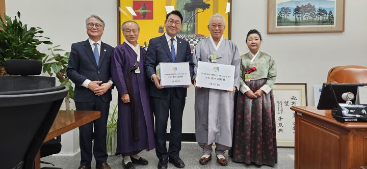[서울=뉴시스] 24일 국회에서 김교흥 국회 문화체육관광위원장에게 '성균관·향교·서원법' 조기 개정을 요청하는 전국 유림 청원서를 전달한 최종수 성균관장 (오른쪽에서 두 번째) (사진=성균관 제공) 2026.03.25. photo@newsis.com *재판매 및 DB 금지