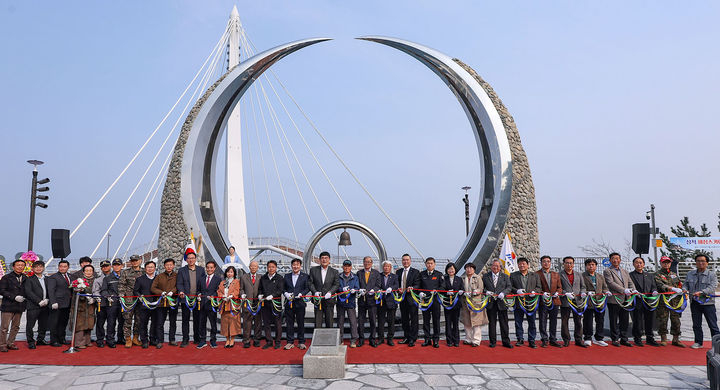 25일 삼척 소망의탑 일원에 해안 경관을 한눈에 조망할 수 있는 새로운 관광 명소인 ‘삼척 해상 스카이워크’ 준공식을 박상수 삼척시장, 권정복 시의장을 비롯한 기관단체장, 주민 등이 참석한 가운데 개최하고 있다.(사진=삼척시 제공) *재판매 및 DB 금지