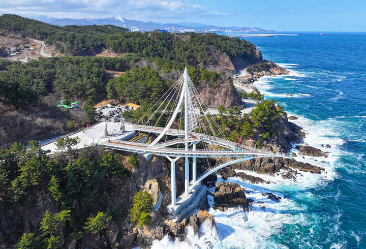 삼척시의 새로운 랜드마크로 25일 준공식을 가진 '해상 스카이워크' 전경.(사진=삼척시 제공) *재판매 및 DB 금지