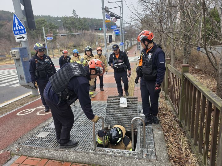 [울산=뉴시스] 울산 중부소방서 지하구 훈련 모습 (사진=울산 중부소방서 제공) photo@newsis.com *재판매 및 DB 금지