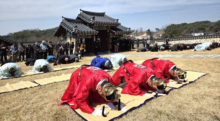 [원주=뉴시스] 충렬사 제례봉행이 엄숙한 분위기 속에서 진행되며 국가와 향토수호를 위해 순절한 선열들의 애국정신을 기리고 있다. (사진=원주시 제공) 2026.03.25. photo@newsis.com *재판매 및 DB 금지