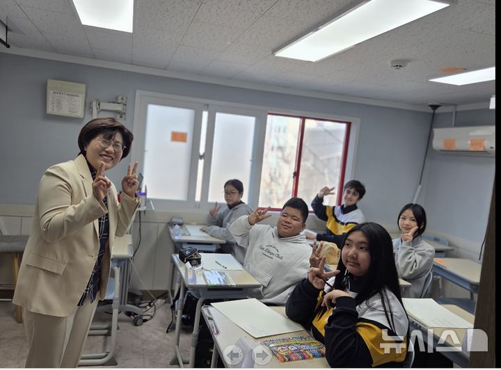 [시흥=뉴시스] 채열희 교육장이 ‘경기 한국어 랭귀 지스쿨’ 현장을 방문한 가운데 학생들과 대화를 나누고 있다. (사진=시흥교육지원청 제공).2026.03.25. photo@newsis.com *재판매 및 DB 금지