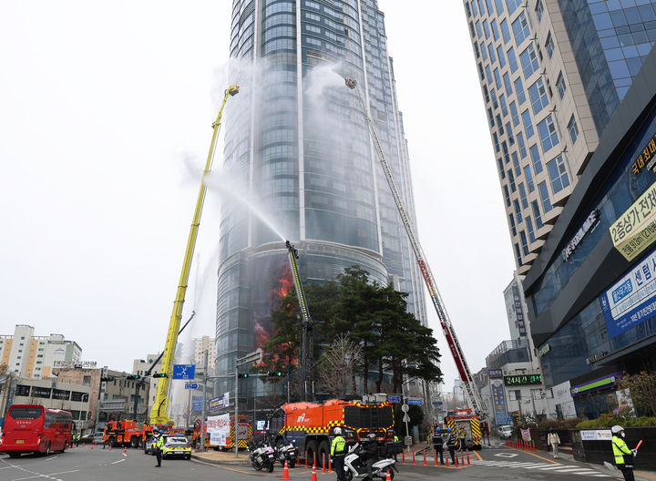 [울산=뉴시스] 울산시는 25일 태화강풍림엑슬루타워(남구 봉월로 167) 일원에서 '2026년 레디 코리아(READY Korea) 훈련'을 했다고 밝혔다. (사진= 울산시 제공) 2026.03.25.photo@newsis.com *재판매 및 DB 금지