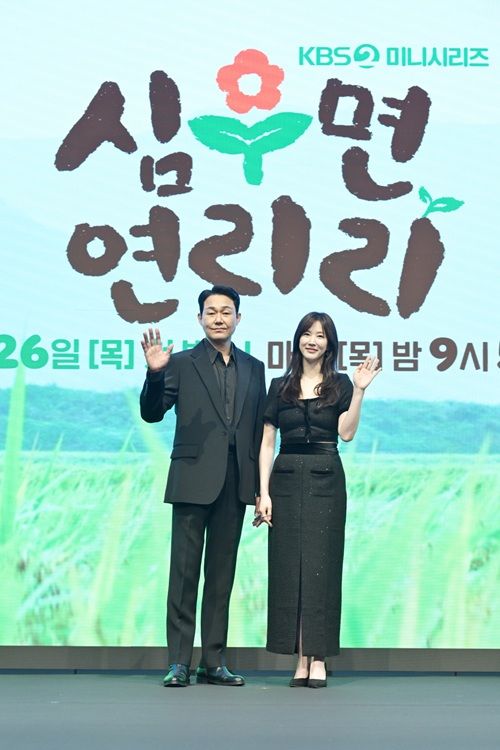 [서울=뉴시스] 배우 박성웅과 이수경이 25일 서울 구로구 디큐브시티 더세인트에서 열린 KBS 2TV 새 미니시리즈 '심우면 연리리' 제작발표회에서 포즈를 취하고 있다. (사진=KBS 제공) 2026.03.25. photo@newsis.com *재판매 및 DB 금지